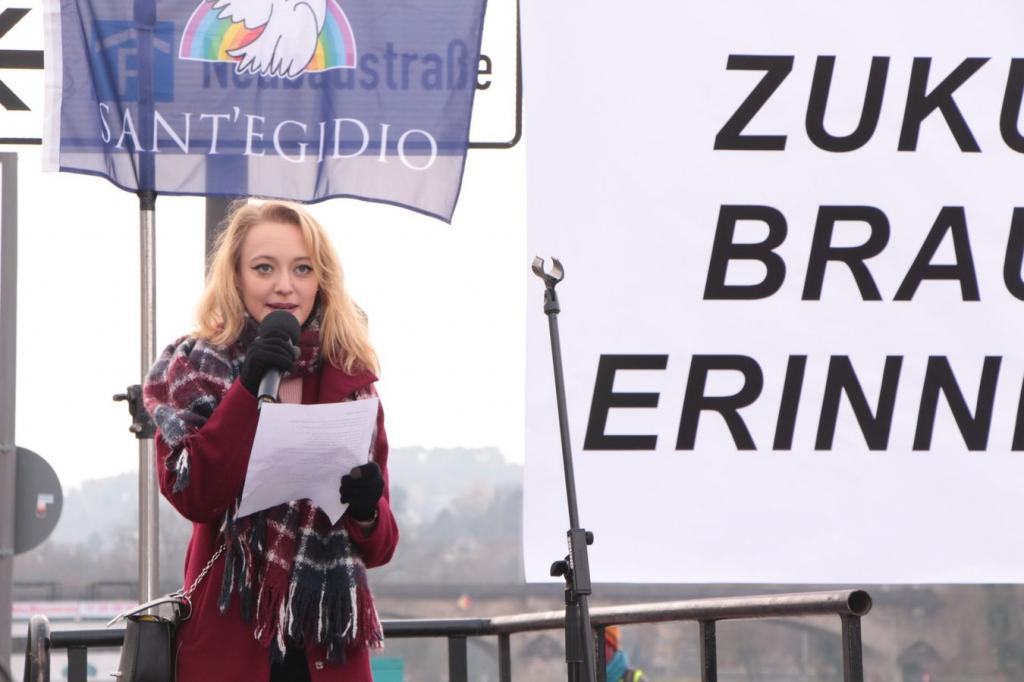 Catena umana di giovani per commemorare la deportazione degli ebrei di Würzburg
